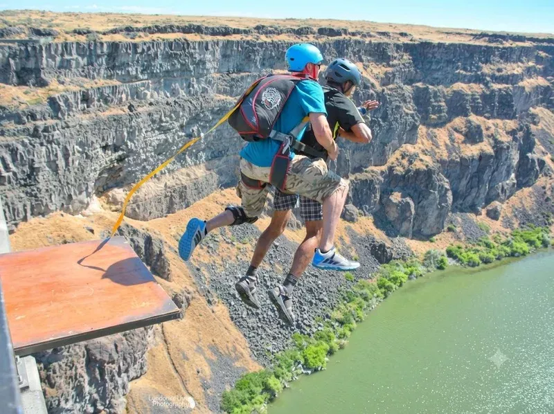BASE jumping đòi hỏi kinh nghiệm và đào tạo chuyên môn rất cao