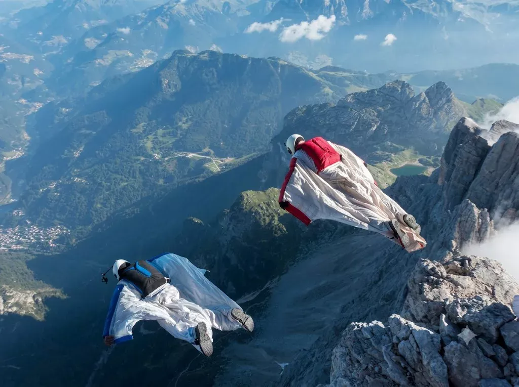 BASE jumping là môn nhảy dù từ các địa điểm cố định trên cao