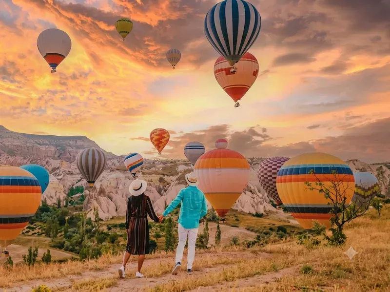Khinh khí cầu Cappadocia bay trên thung lũng vào lúc bình minh